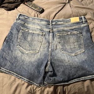 Buckle black No. 75 cuffed stretch short. Never worn